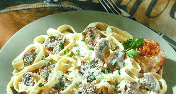 Fettuccine With Garlic Cream Sauce