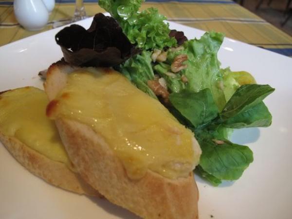 Salad De Mesclun Au Chevre Chaud