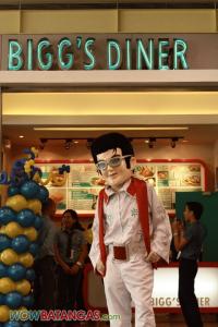 Bigg's SM City Lipa-outside with mascott