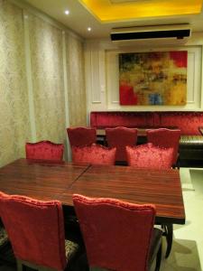 la morato tables and chairs