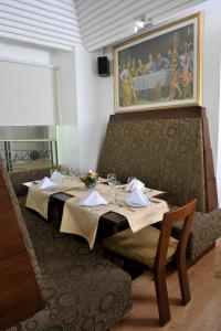Mona Lisa Dinning Booth