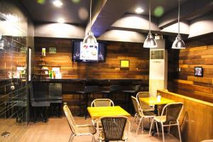 B&B Burgers The Fort- Interior