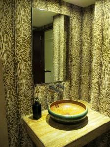 la morato mirror and wash basin