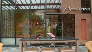 myrons place