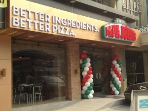 papa john  facade