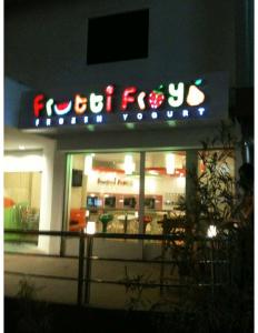 frutti froyo logo