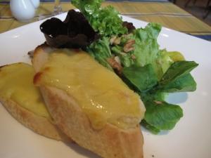 Salad de Mesclun au Chevre Chaud