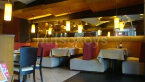 tables-pizzahut-bistro.JPG