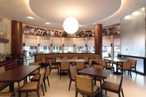 dining area at right