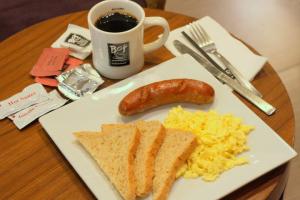 Bo's Coffee Sausage Breakfast Set (Hungarian)