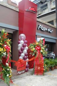 pizza hut facade