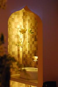persia grill taft wash basin