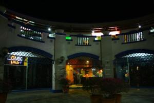 music plus facade